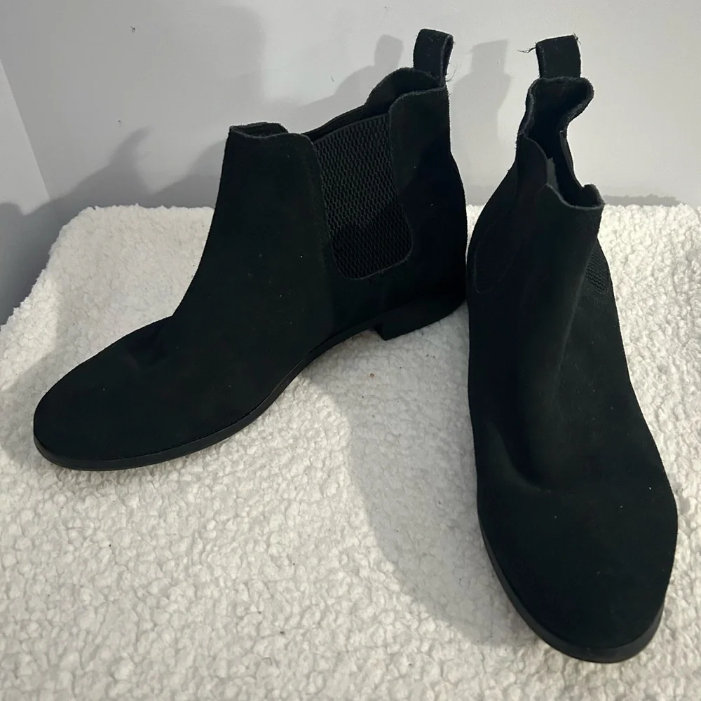EUC Tom's Women's Sz 10 Ella Black Suede Chelsea Ankle Boots Classic Minimalist